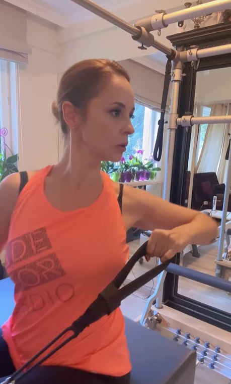 Cum arată Andreea Marin în colanți, cu abdomenul la vedere. Secretul pentru a se menține în formă la 50 de ani: „Înainte aveam 20 de kilograme în plus”