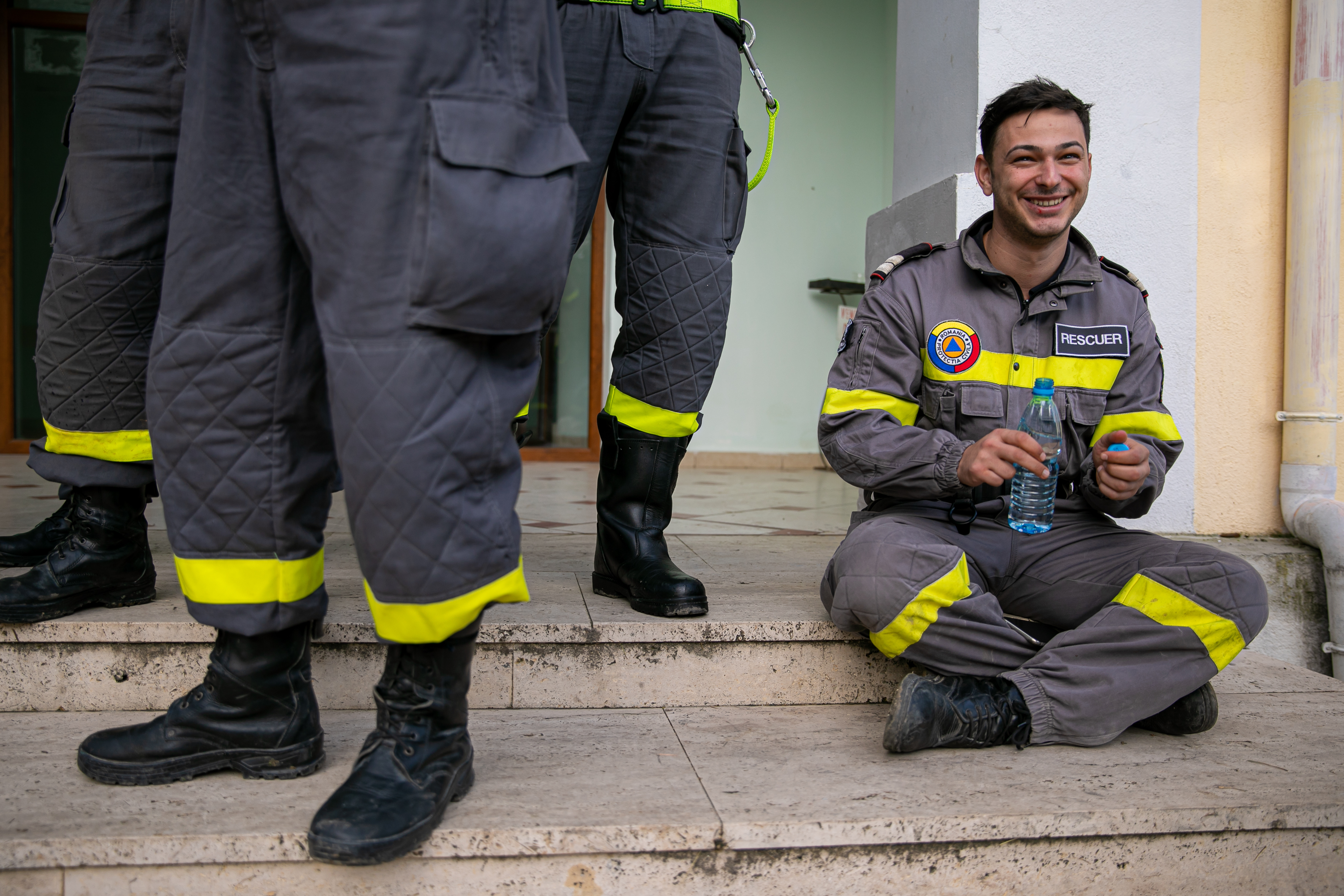 Pentru pompierii români din inima dramei albaneze, Ziua Națională a picat de Ziua Recunoștinței. ”Cele două cadavre erau, de fapt, mama și fiul. Tatăl și fiica au scăpat!”