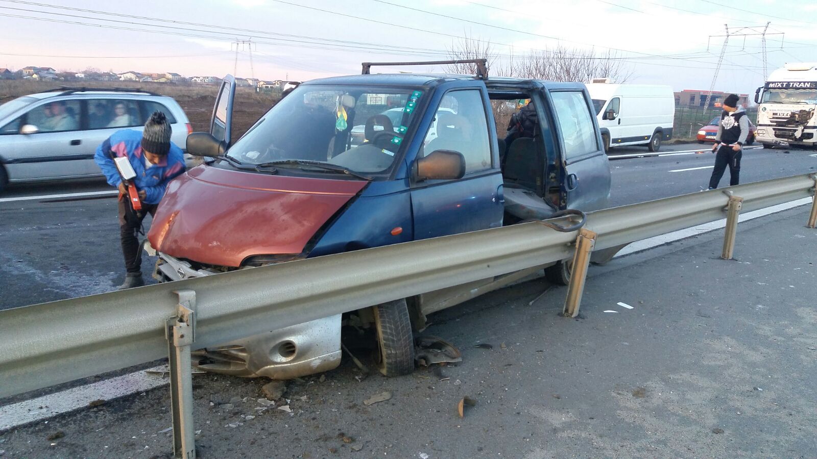 FOTO/ Accident pe A1 între un TIR și două mașini. 11 persoane implicate