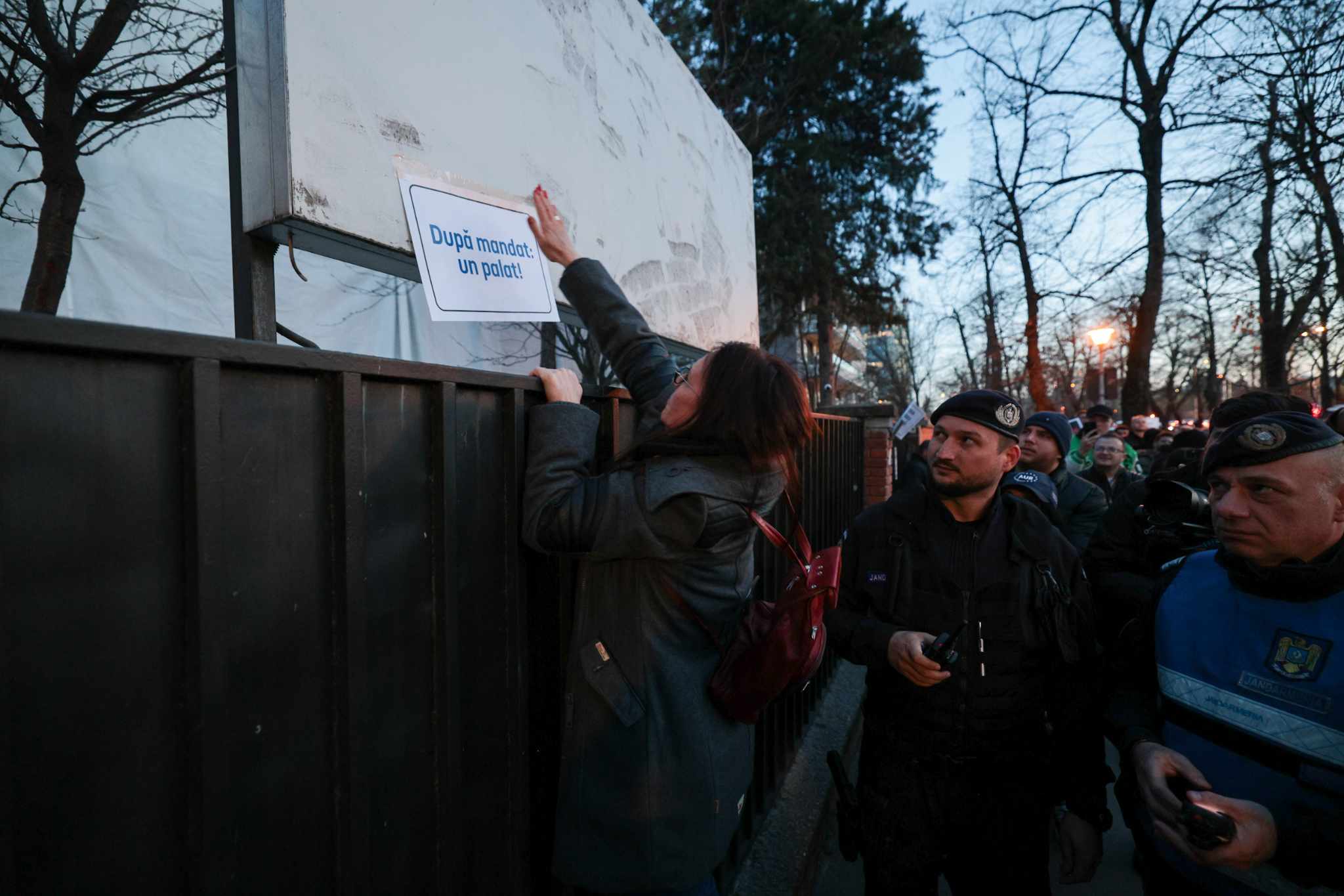 Protest AUR în fața imobilului din Aviatorilor renovat în secret pentru 7 milioane de euro: „După mandat, un palat”