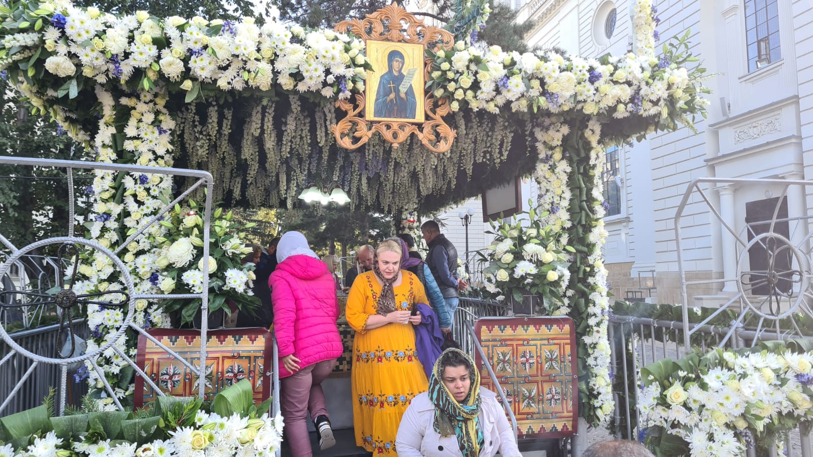 Miile de oamenii trimiși la Iași de Primăria Voluntari au dominat prima zi de pelerinaj la Sfânta Parascheva: „Vin pentru că așa simt nevoia, să mă liniștesc”