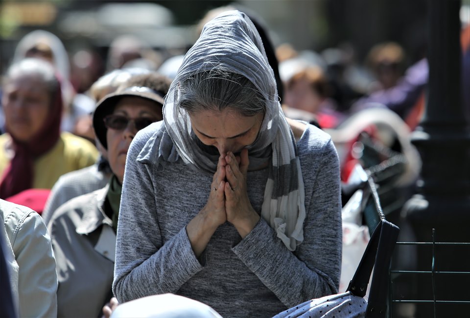 Sute de oameni participă la slujba de Izvorul Tămăduirii de la Biserica Mavrogheni. Ce nu ai voie să faci azi pentru a nu fi lovit de blestem | FOTO