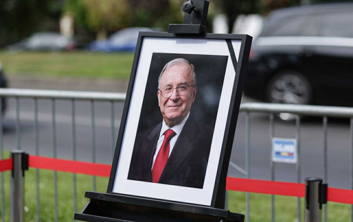 Ce conțineau pachetele date de pomană la înmormântarea lui Ion Iliescu. Zeci de persoane au participat la funeralii