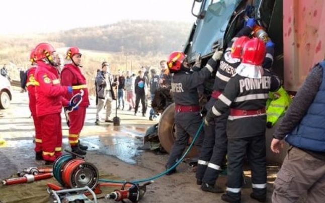 Două TIR-uri s-au ciocnit în Hunedoara. A fost nevoie de intervenția pompierilor de la descarcerare. Cum arată locul accidentului |FOTO