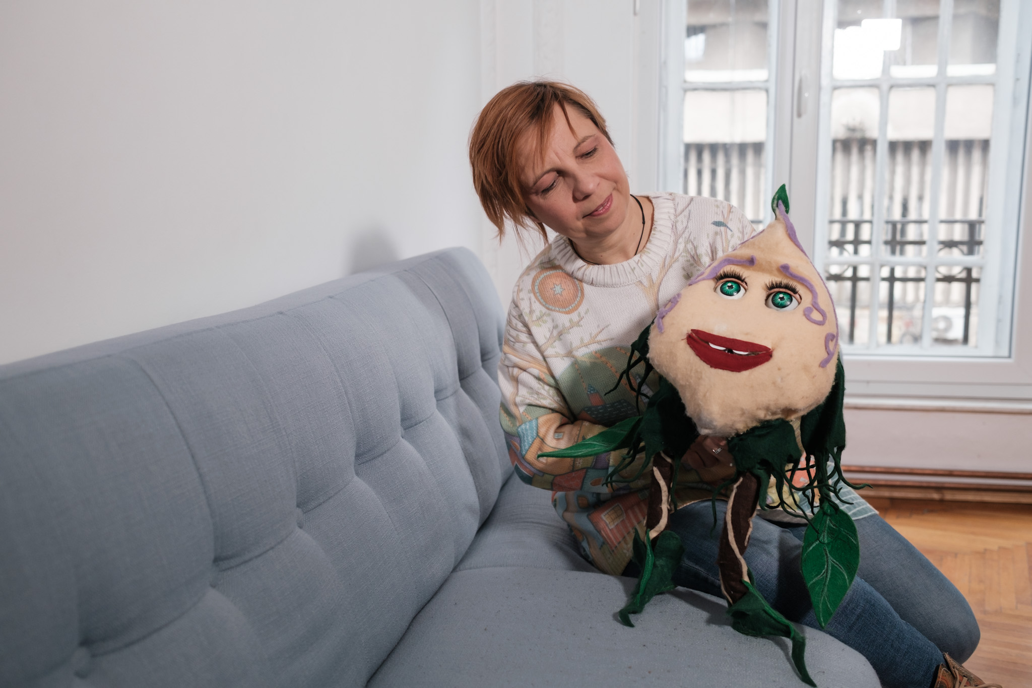 Teatru pentru ochi închiși și glasuri mute. O artistă-păpușar a creat primul spectacol pentru copiii cu dizabilități: „Noi facem apel la părinți să-i lase pe scenă, dacă vor”
