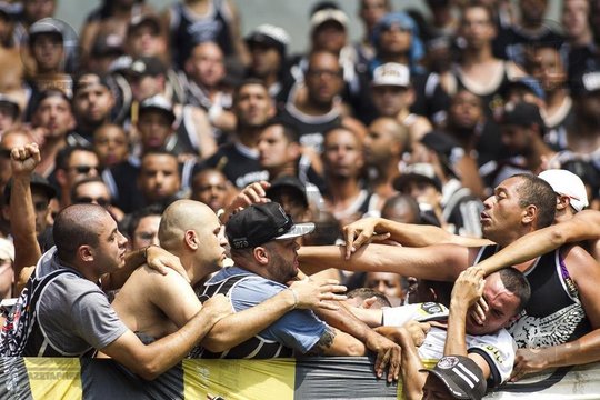 Tragedie în Brazilia. Un mort şi şapte răniţi într-un război al galeriilor / GALERIE FOTO&VIDEO