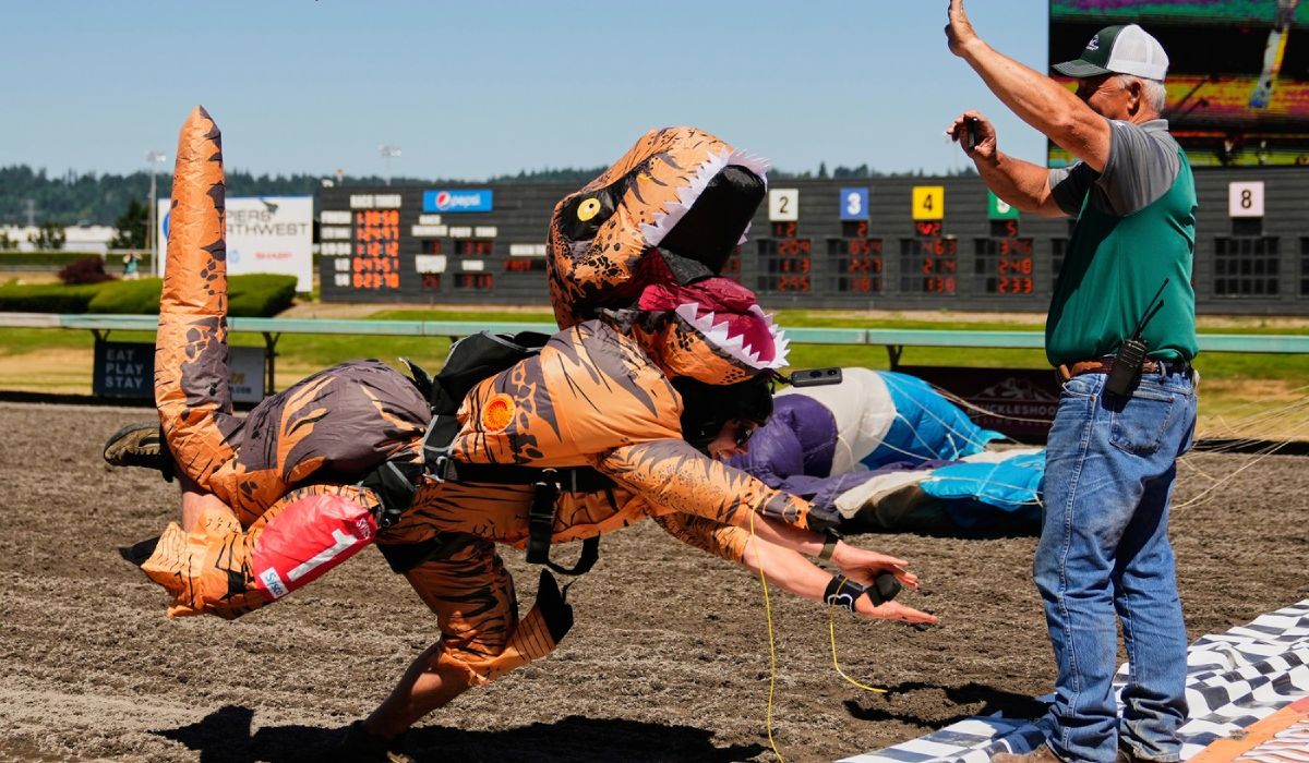 Cum au fugit 300 de dinozauri gonflabili într-o cursă de la Campionatul Mondial T-Rex | VIDEO