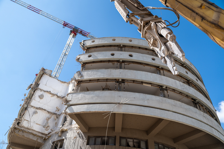 Betonharapó óriásgépekkel bontják a legendás budai Körszállót: látványos szakaszához érkezett a munka – fotók