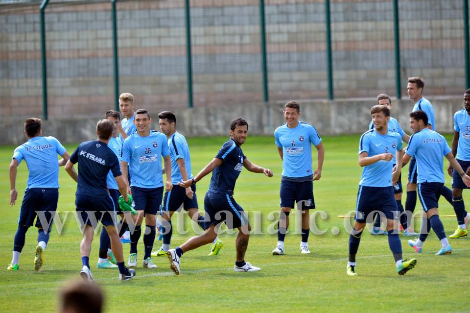 GALERIE FOTO / Suporteri campioni! Fanii s-au înghesuit să-i vadă pe stelişti la antrenament