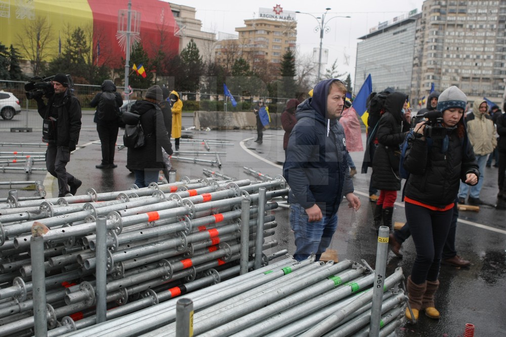 UPDATE. Protest și incidente în Piața Victoriei. Anchetă MAI după împiedicarea organizării târgului de Crăciun/ FOTO