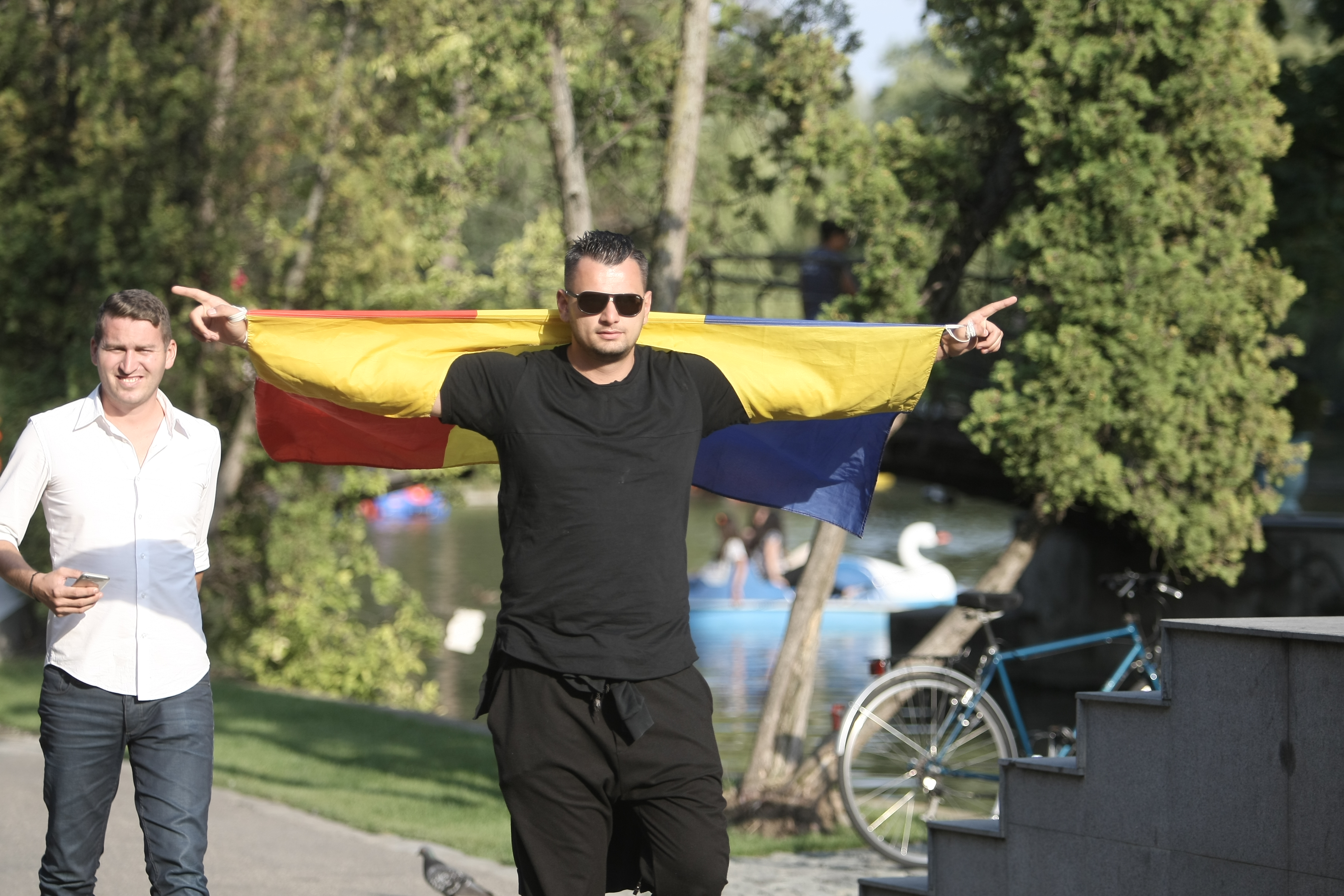 România - Muntenegru (duminică, ora 21.45). Clujul este în galben! Fanii tricolorilor dau năvală la stadion. Sunt și suporteri ai oaspeților / GALERIE FOTO
