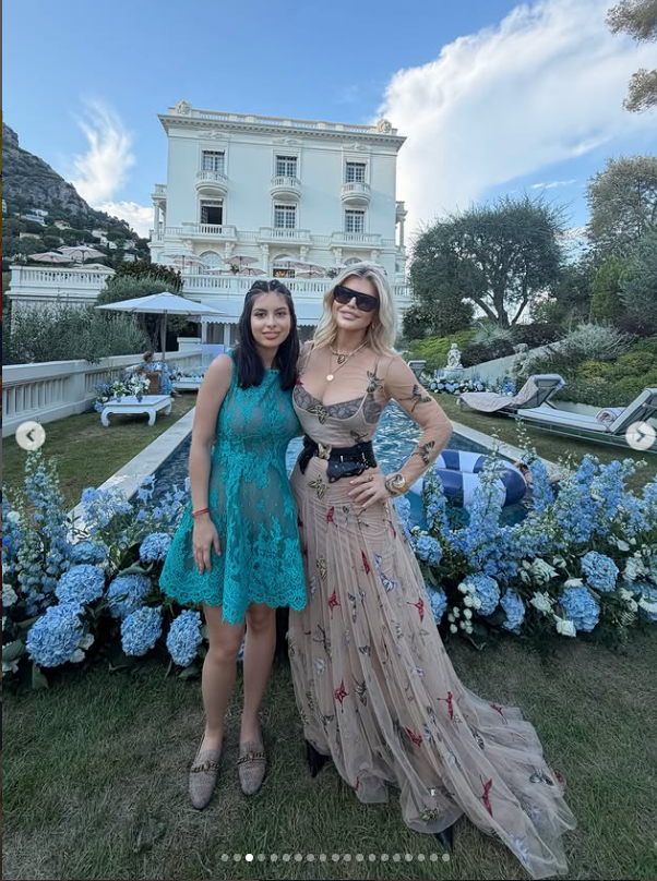 Elena, fiica Loredanei Groza, a împlinit 28 de ani. Artista a publicat fotografii rare cu aceasta. „Ești cel mai prețios dar”