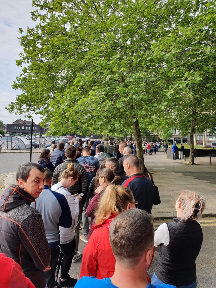 FOTO, VIDEO | Imagini incredibile la Londra: coadă interminabilă la secția de votare din cartierul botezat „Little Romania”! Mobilizare exemplară a diasporei și în Germania, Italia, Olanda și Belgia