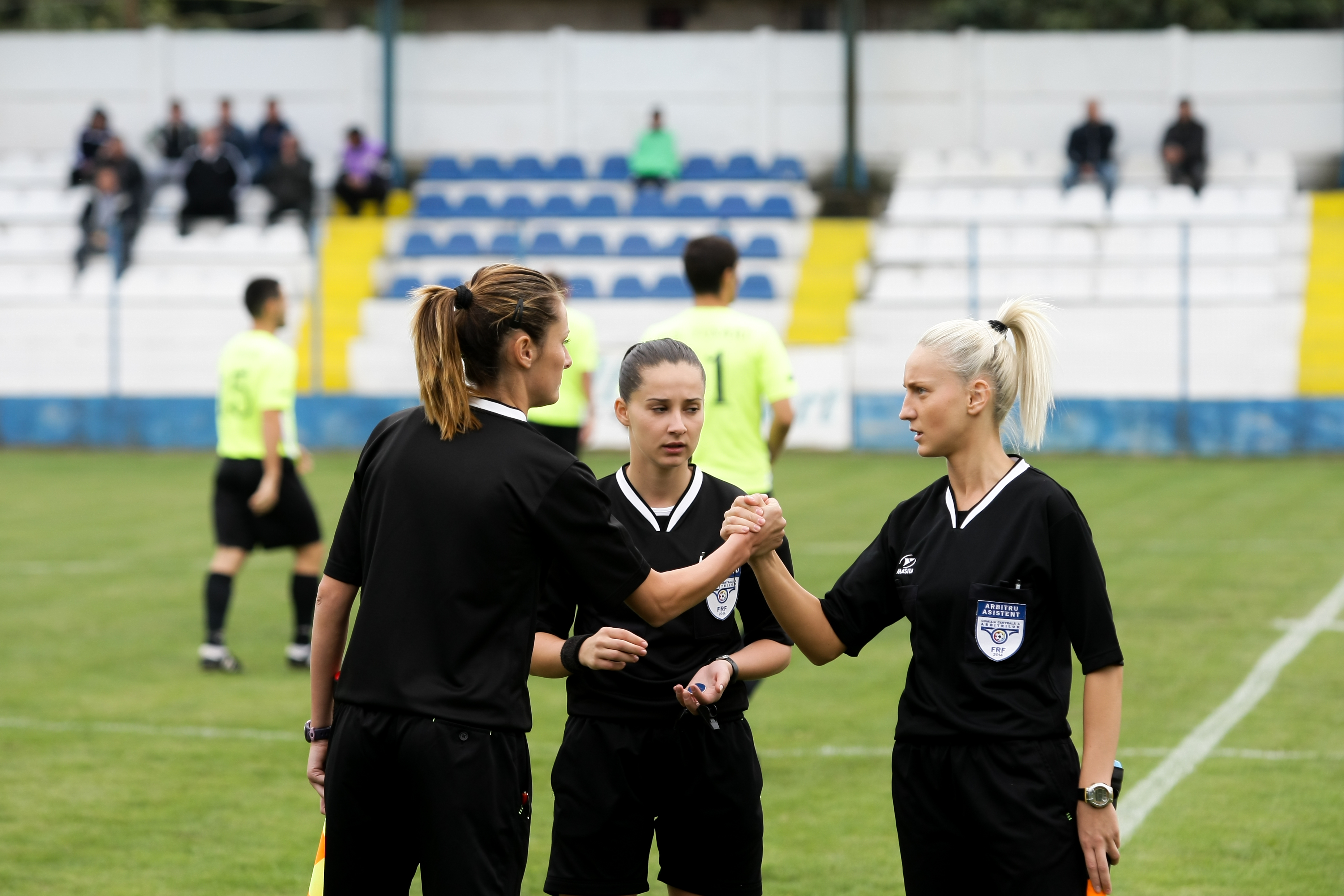 ”Vai de capul vostru!”. Trei arbitre care vor pe lista FIFA, față-n față cu atmosfera de la un meci de Liga III