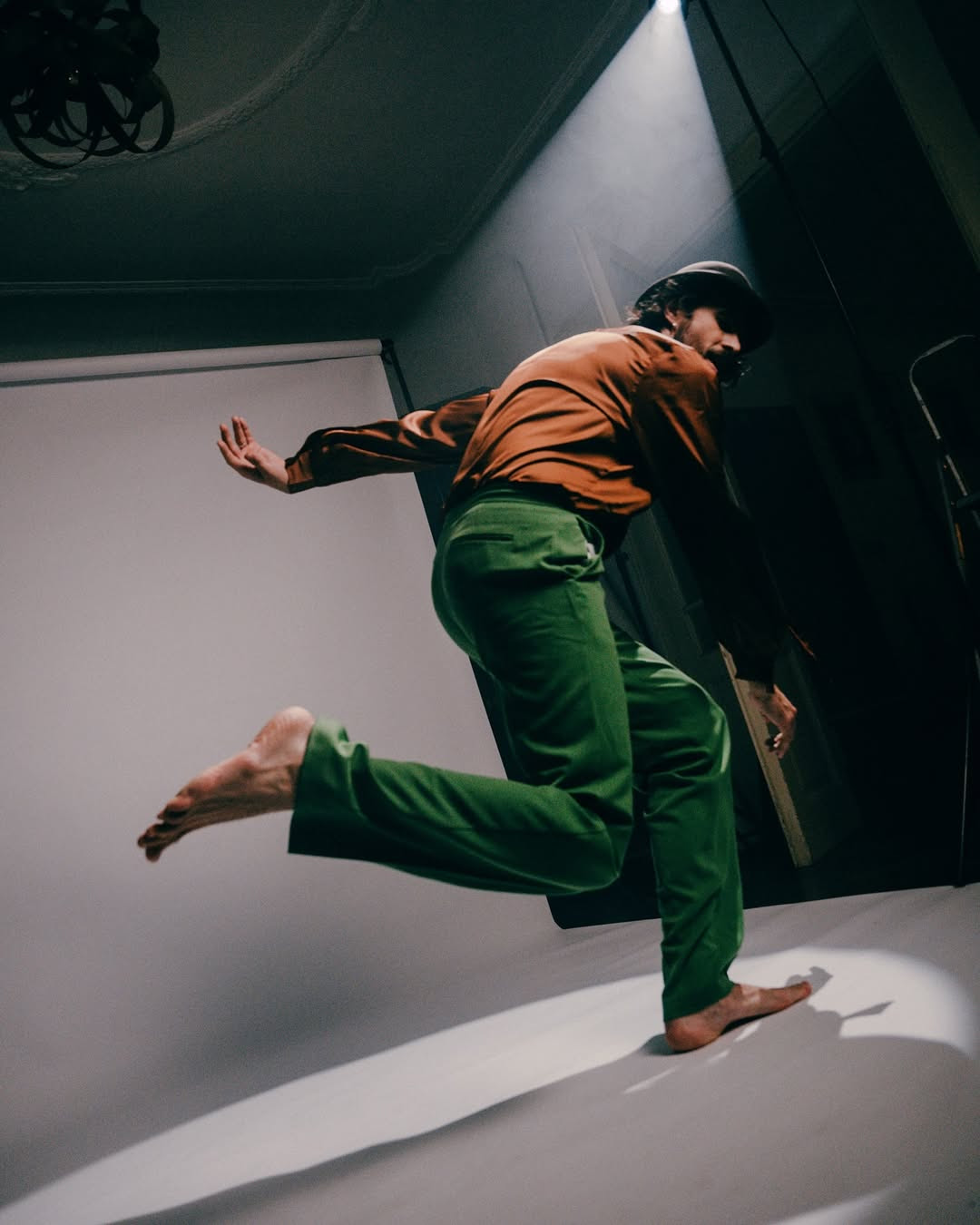 Un artist român a stat izolat 9 luni într-o cabană cu șoareci, fără conexiune cu lumea exterioară: „Învățam să trăiesc într-un ritm complet diferit”