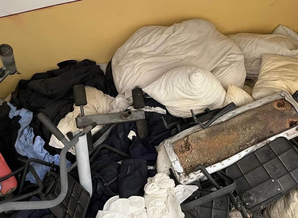 Problemele de la Academia de Poliție au fost reclamate de mai multe ori. În primăvară, un fost student arăta viermi în mâncare, mucegai și toalete ruginite: „Au verificat telefoanele să vadă cine a trimis imaginile”