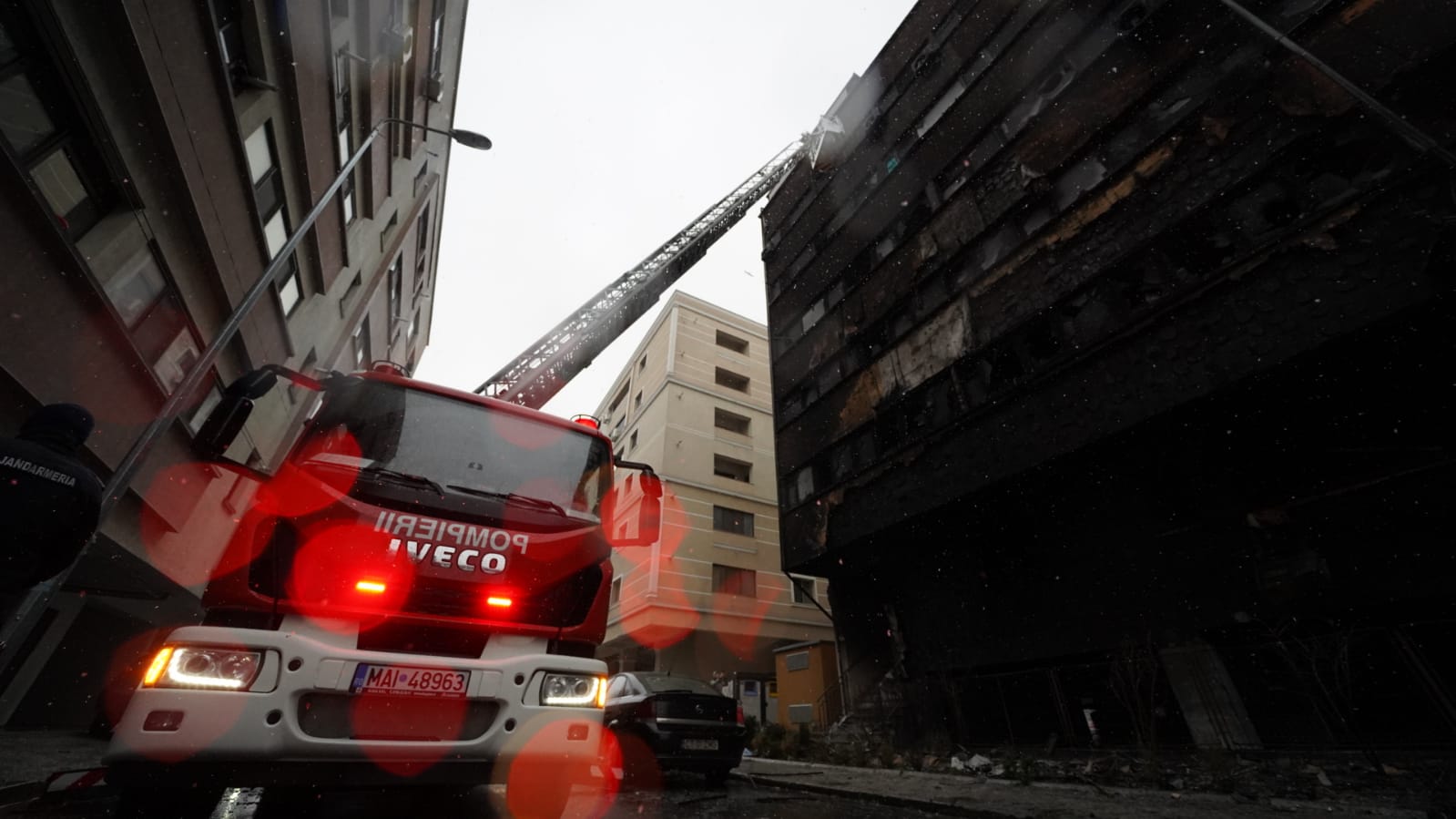 Adolescentul de 15 ani care a incendiat un bloc din Constanța, arest la domiciliu pentru 30 de zile