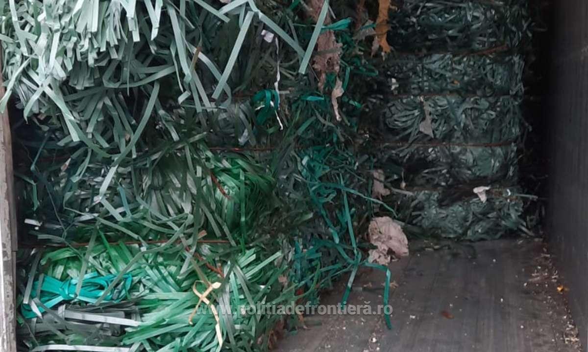 Peste 78 de tone de deșeuri din plastic, cauciucuri şi haine uzate. Produsele care erau expediate din Italia și Germania, oprite la vama Nădlac
