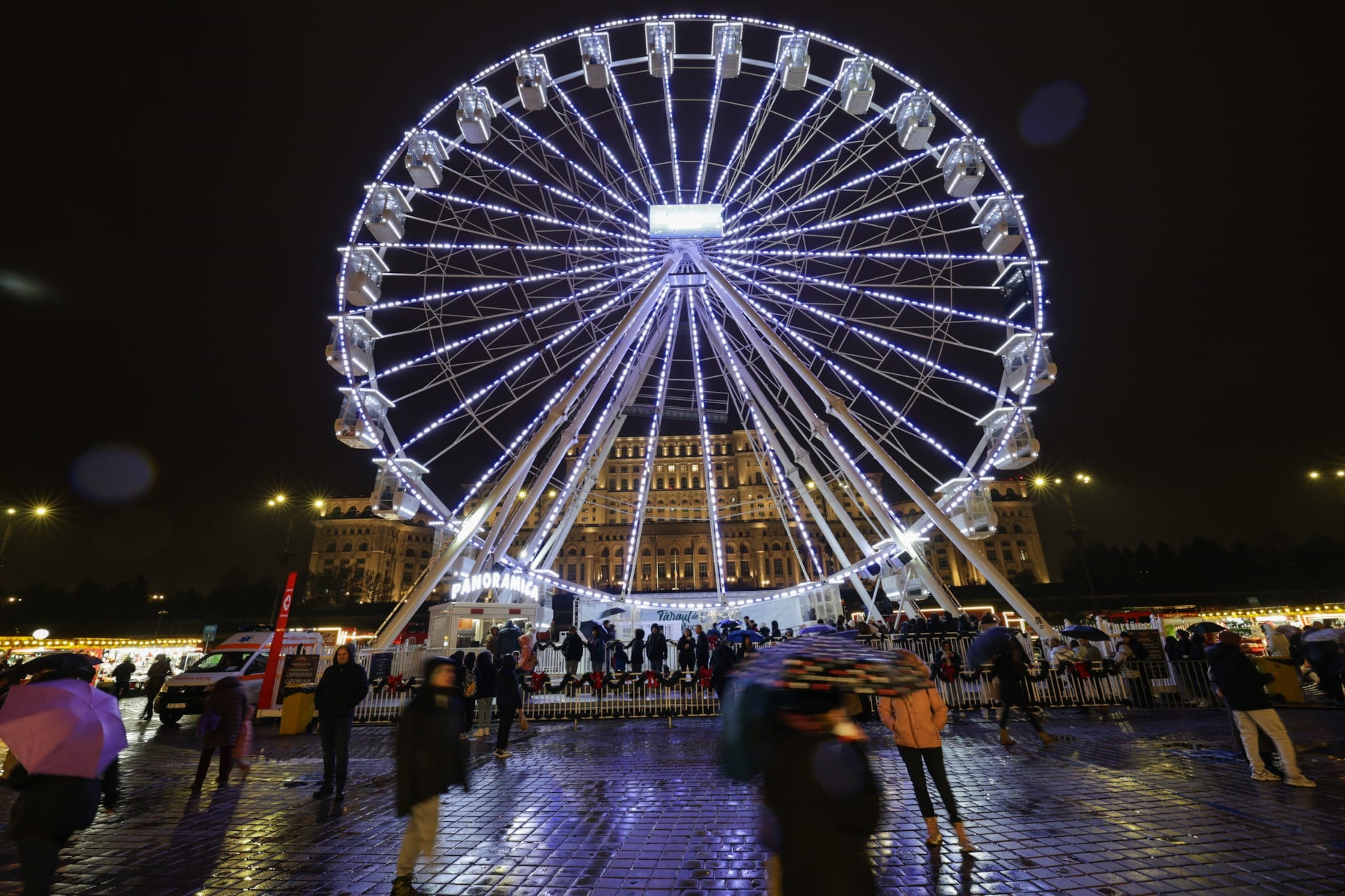 Cât costă pomana porcului și pastrama la Târgul de Crăciun organizat în Piața Constituției din București