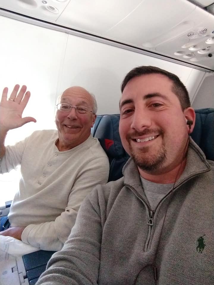 FOTO | Un tată și-a cumpărat șase bilete de avion pentru a petrece Crăciunul alături de fiica lui stewardesă