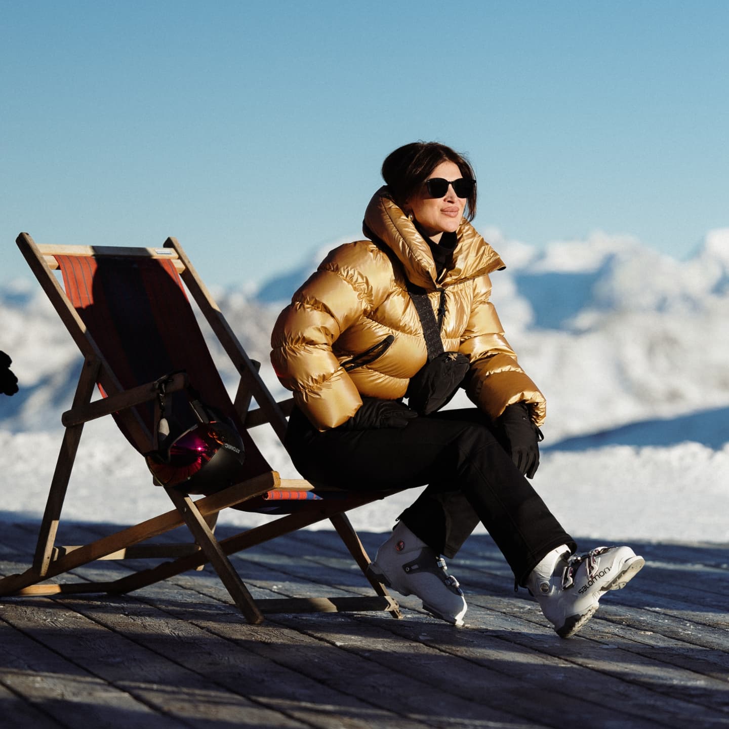 Cât costă salopeta de schi purtată de Monica Bîrlădeanu în vacanța în Alpi cu Valeriu Gheorghiță. Imagini cu cei doi pe pârtie