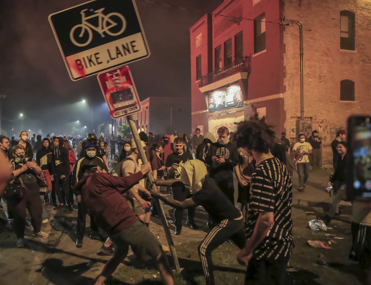 Furie în SUA: O secție de poliție din Minneapolis a fost incendiată, în a treia zi de proteste după moartea unui bărbat de culoare