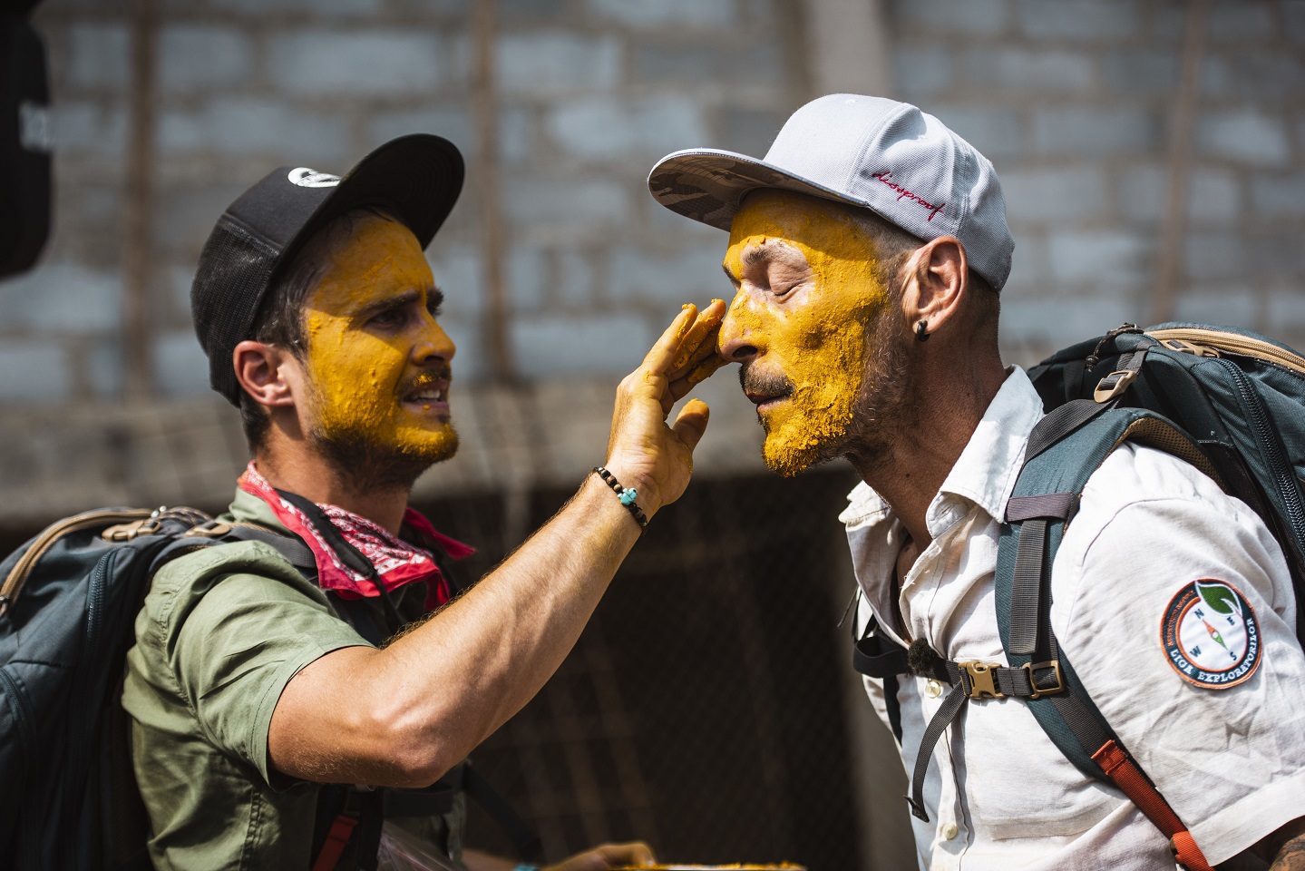 Semifinaliştii Asia Express, misiune într-o fabricã de turmeric. Cocuţa: "Îmi vine sã plâng!" | FOTO