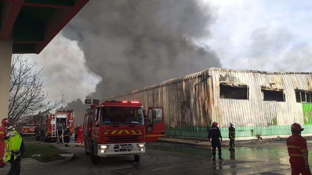 Incendiu puternic în Timișoara, la o fostă fabrică de țigări. În hala de lângă e depozitat azotat de amoniu lichid