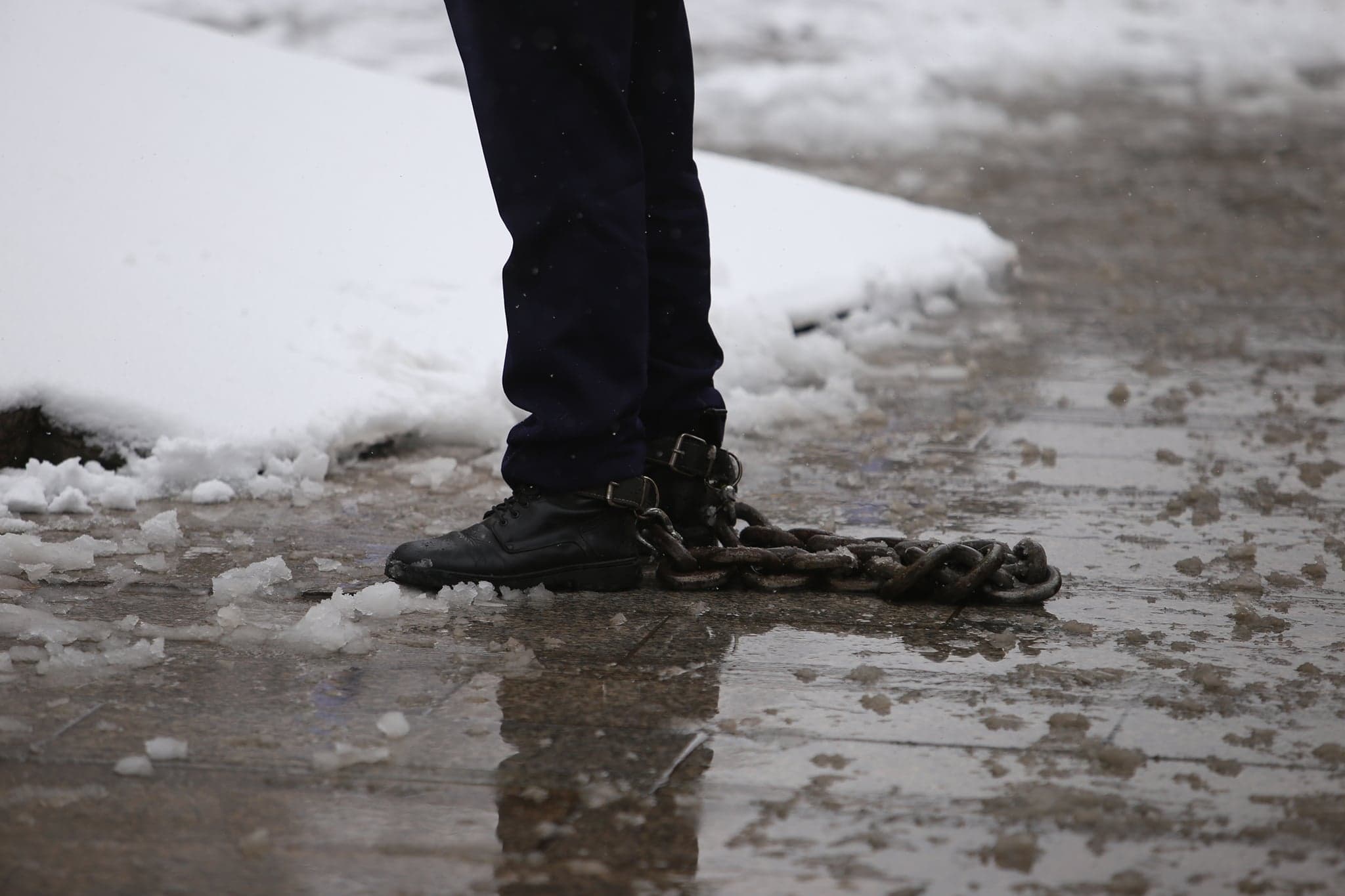 Aproape 100 de polițiști și grefieri pichetează sediul MAI