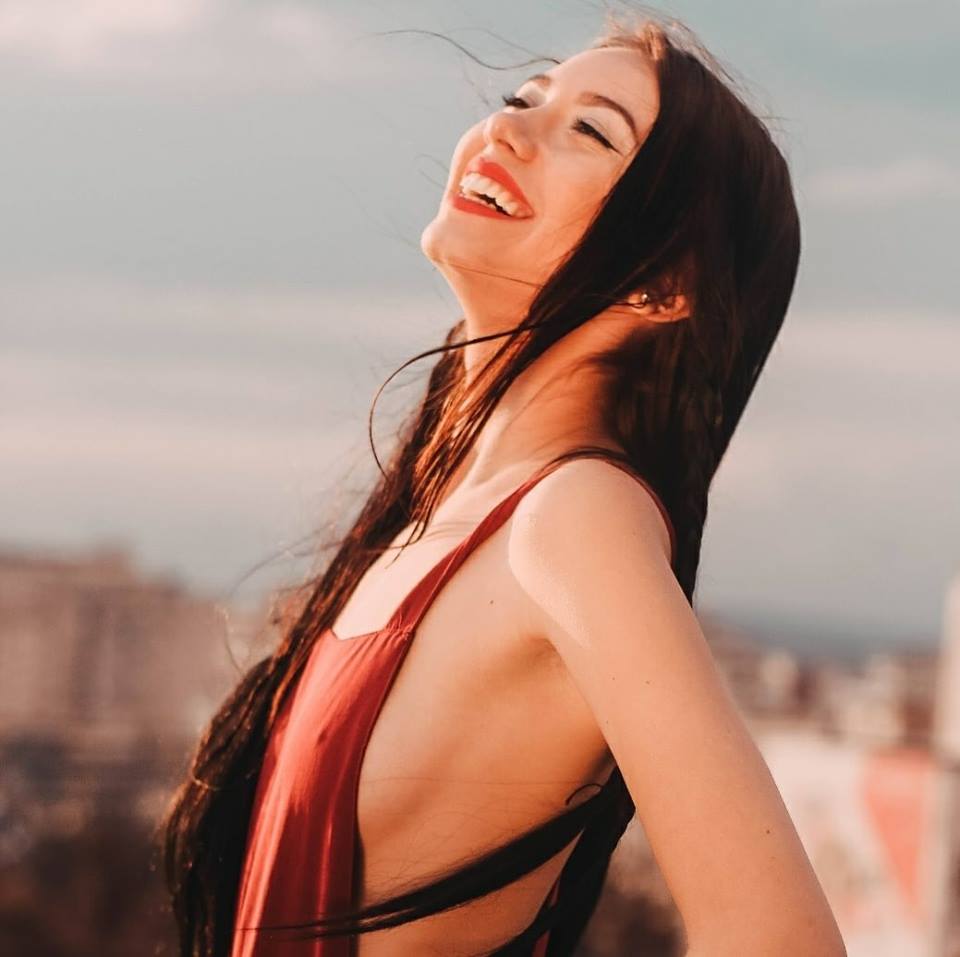 FOTO| Coralia Daciu, Miss Friendship la un concurs în China. A defilat în costumul popular al bunicii, iar în liceu a fost voluntar la Salvaţi Copiii