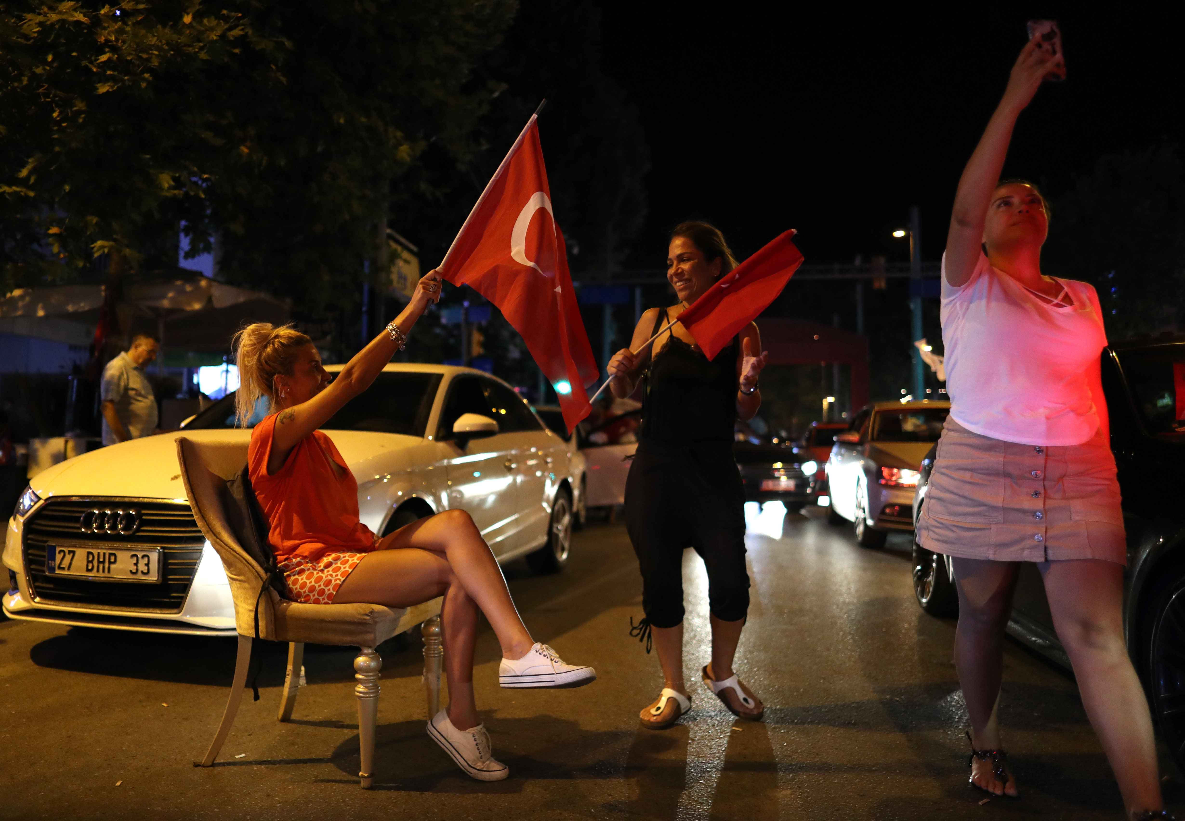 Zeci de mii de oameni au sărbătorit în stradă victoria opoziției la alegerile locale din Istanbul. Erdogan l-a felicitat pe câștigător