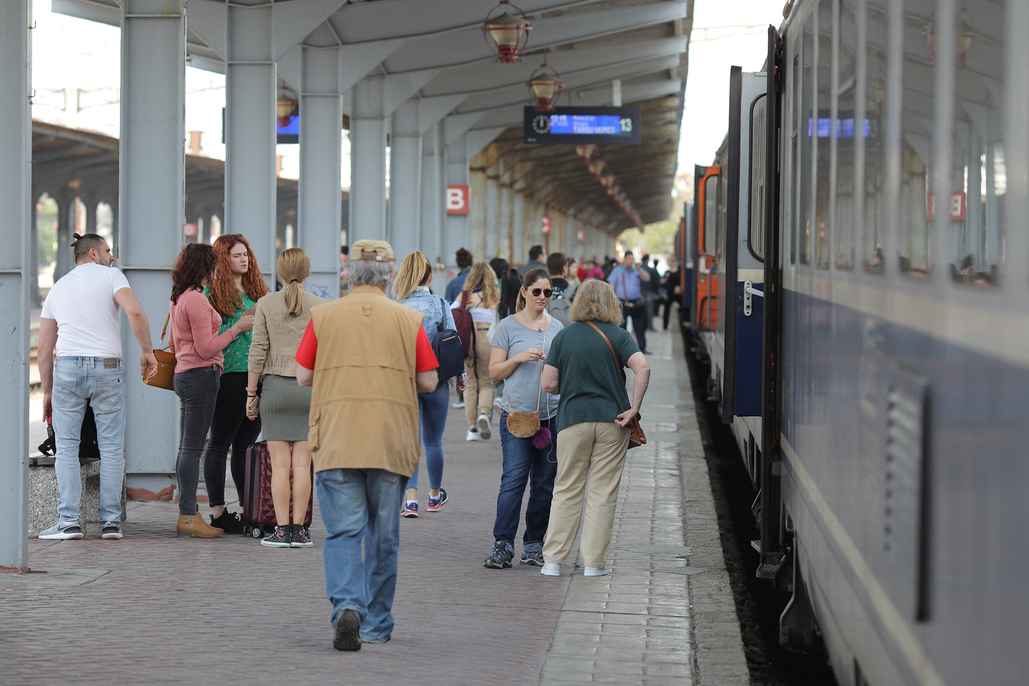 Aglomerație în Gara de Nord, înainte de începutul minivacanței de 1 mai. Mii de oameni, cu trenul spre destinația de distracție / FOTO&VIDEO