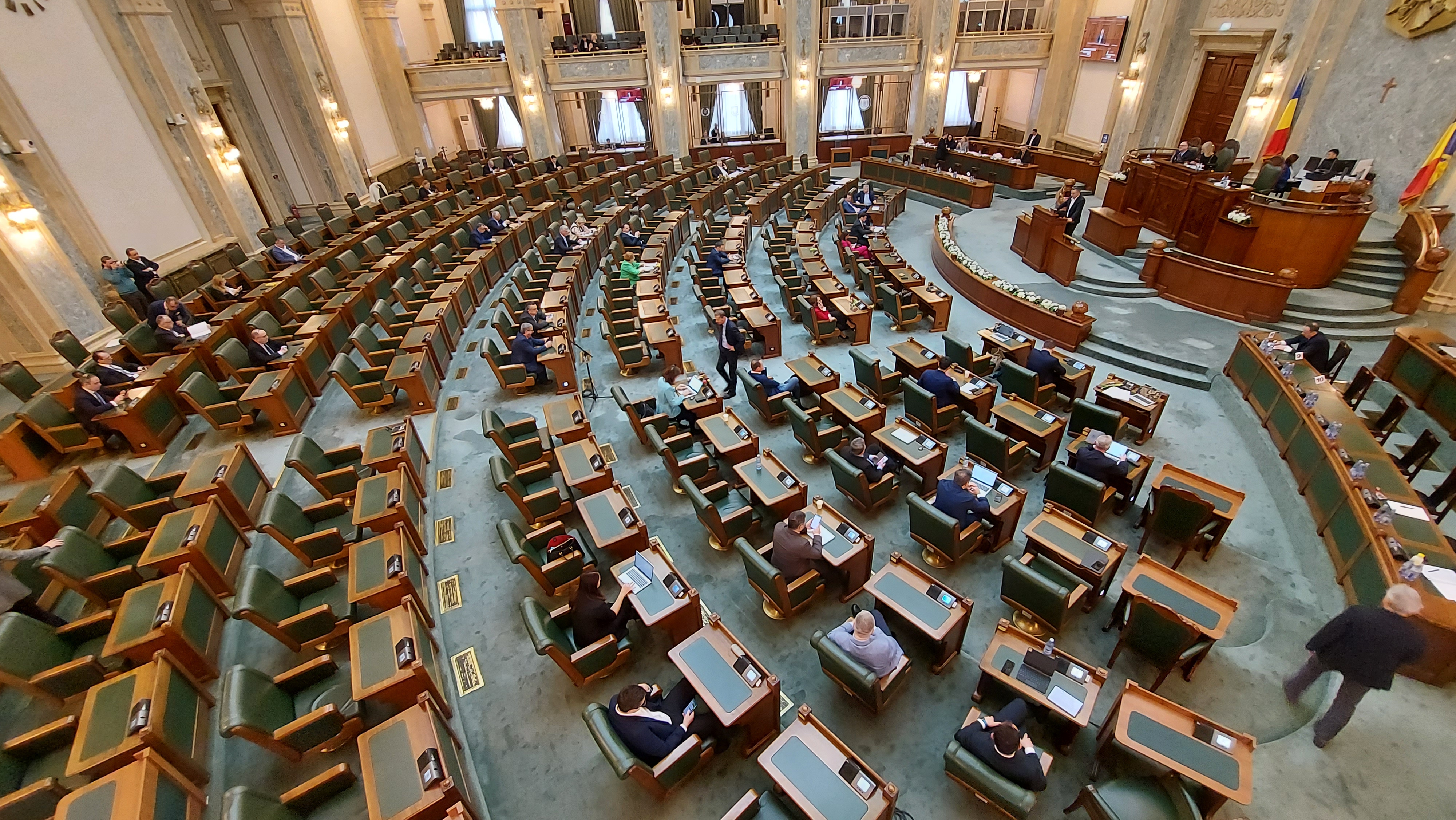 IMAGINEA ZILEI în Parlament. Câți senatori au fost în plen când ministrul de finanțe a venit să vorbească despre credite și datoria României