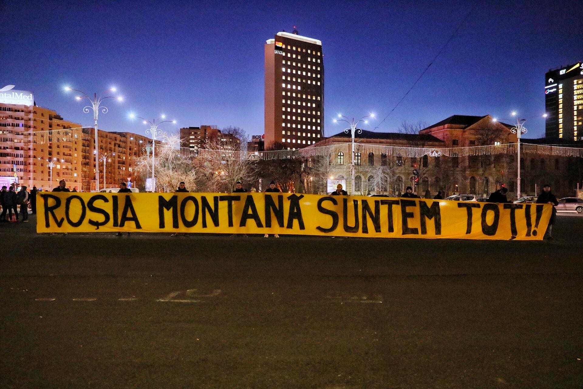 Protest în fața Guvernului: ”Uniți salvăm Roșia Montană!”. Ce le-a spus Ludovic Orban