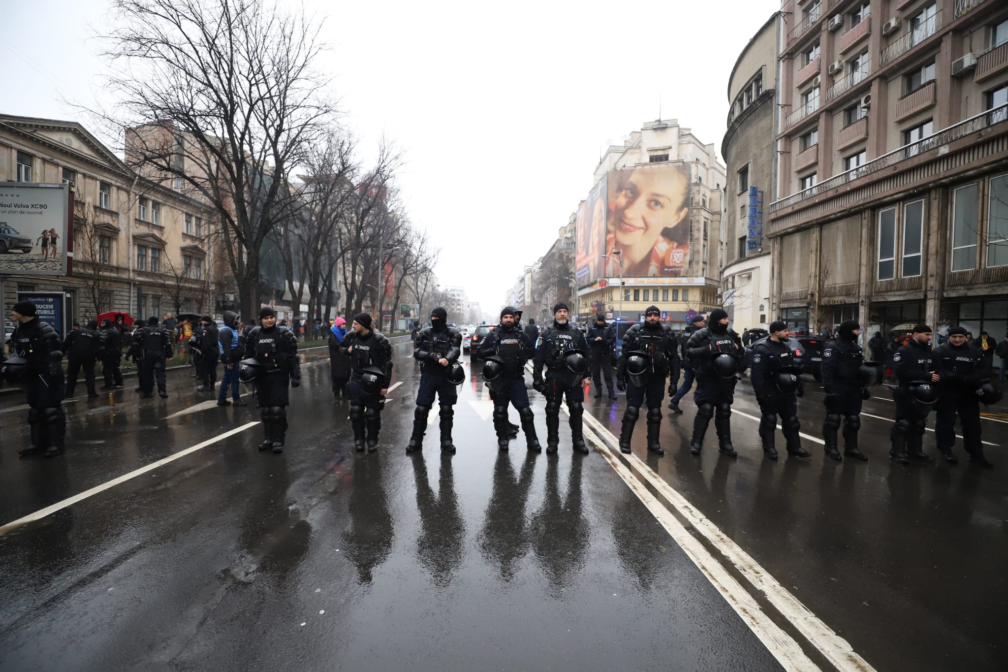 Străzi închise de poliție în ultima clipă în București, în timpul mitingului anunțat de AUR pe 1 martie