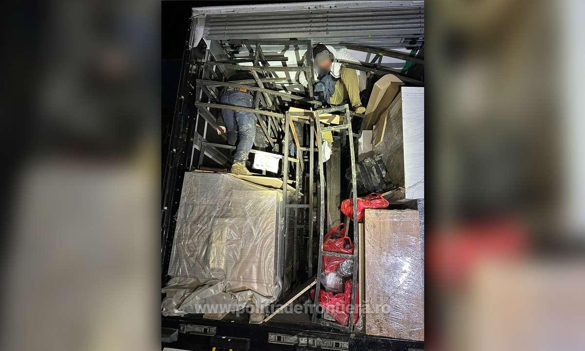Peste 100 de migranți din Africa și Asia, găsiți la frontiera Arad în patru TIR-uri