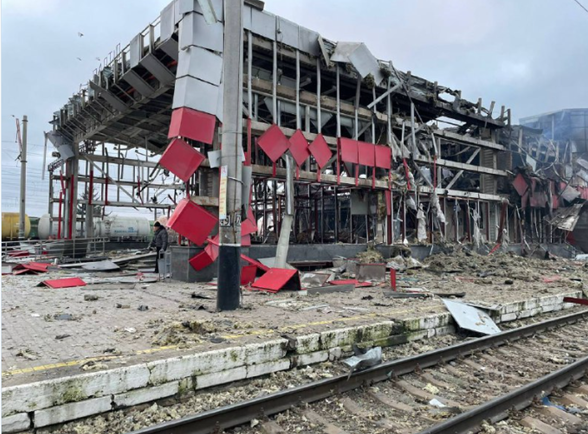 Cum arată gara Fastiv din Ucraina, distrusă complet de un atac aerian masiv rusesc: trenurile au ars, clădirile au devenit ruine