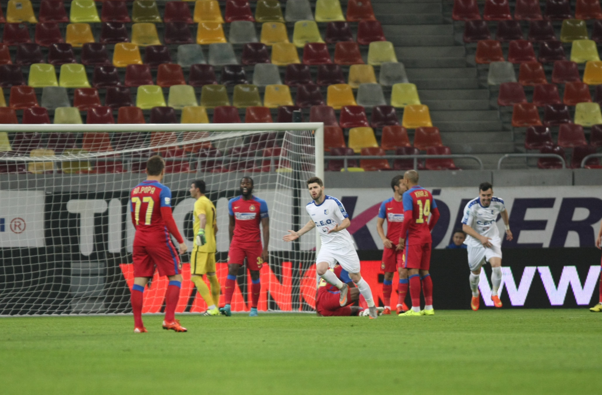 Liga I, etapa a 15-a. Steaua - Pandurii 1-1. Gorjenii au făcut legea la Bucureşti, dar au scăpat victoria printre degete. Răduţ a deschis scorul, iar Hora a trimis balonul în bară. Campioana, care şutat pe poartă de abia în minutul 66, a egalat pe final, prin Muniru / FOTO