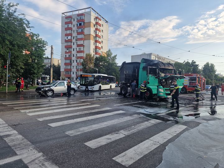 Momentul dramatic în care un camion ia foc într-o intersecție din Iași, după un accident în care a fost lovit de un autoturism. VIDEO