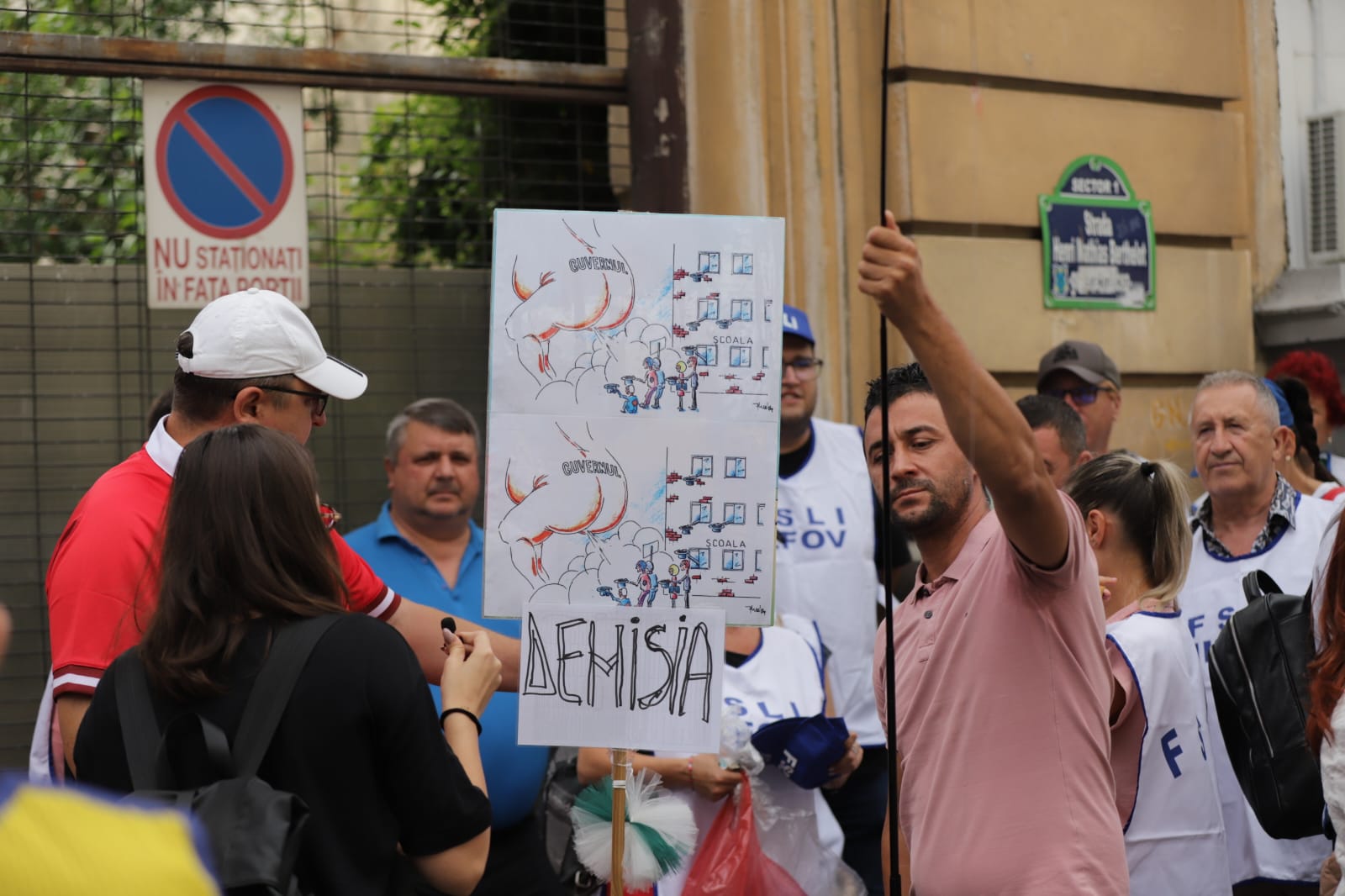Profesorii au ieșit în stradă împotriva Legii Bolojan: „Stă în puterea noastră să refuzăm”