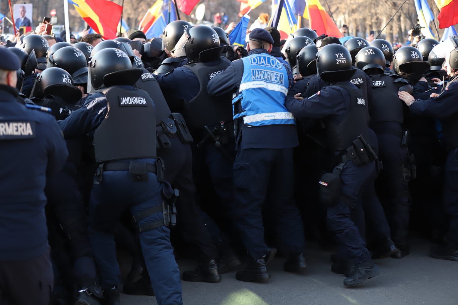 Patru dosare penale şi cinci amenzi, după protestul din Piaţa Victoriei. Jandarmii au folosit gaze lacrimogene