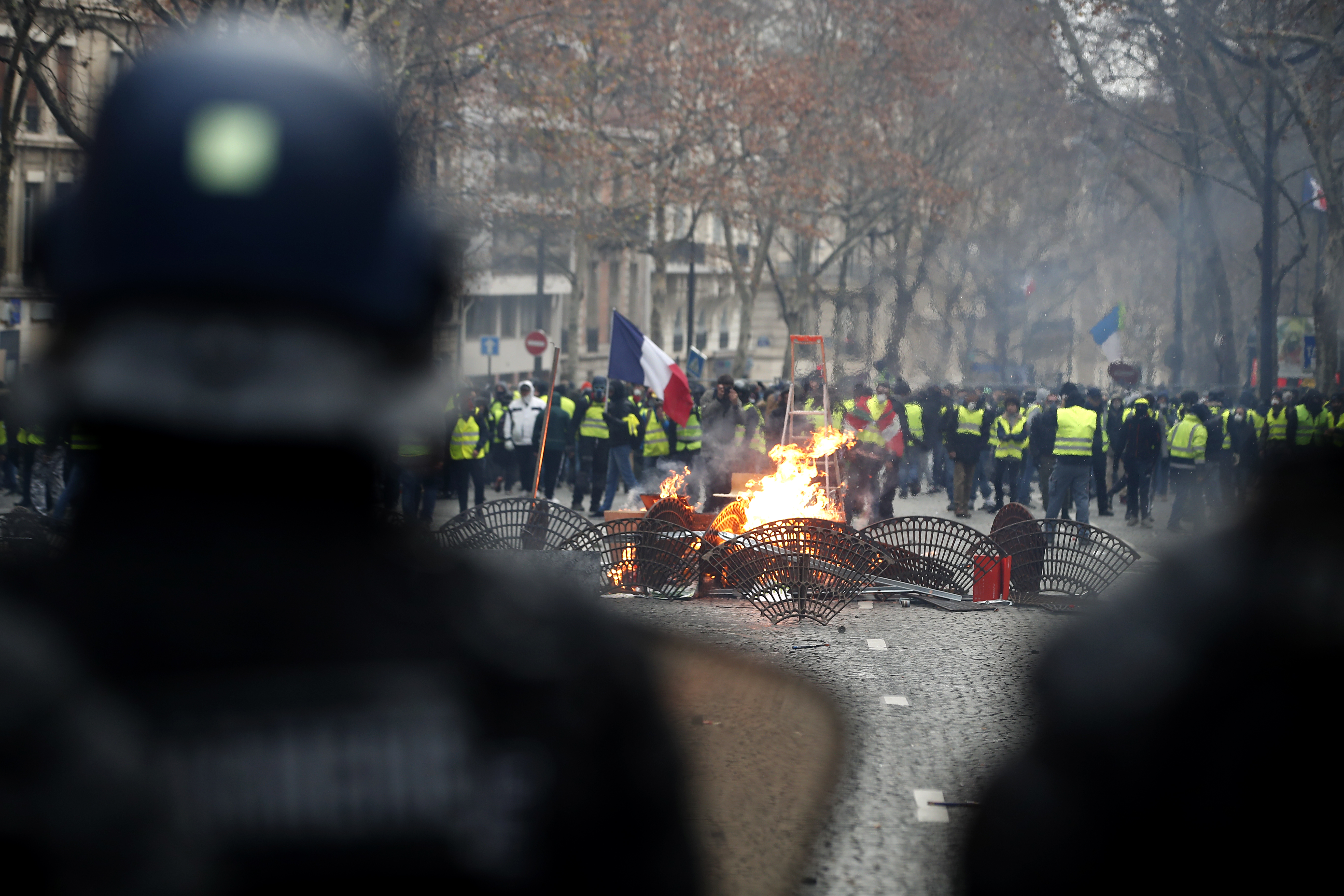 FOTO | Protestul "vestelor galbene" de la Paris în imagini. Cele mai impresionante fotografii surprinse în timpul violențelor din capitala Franței