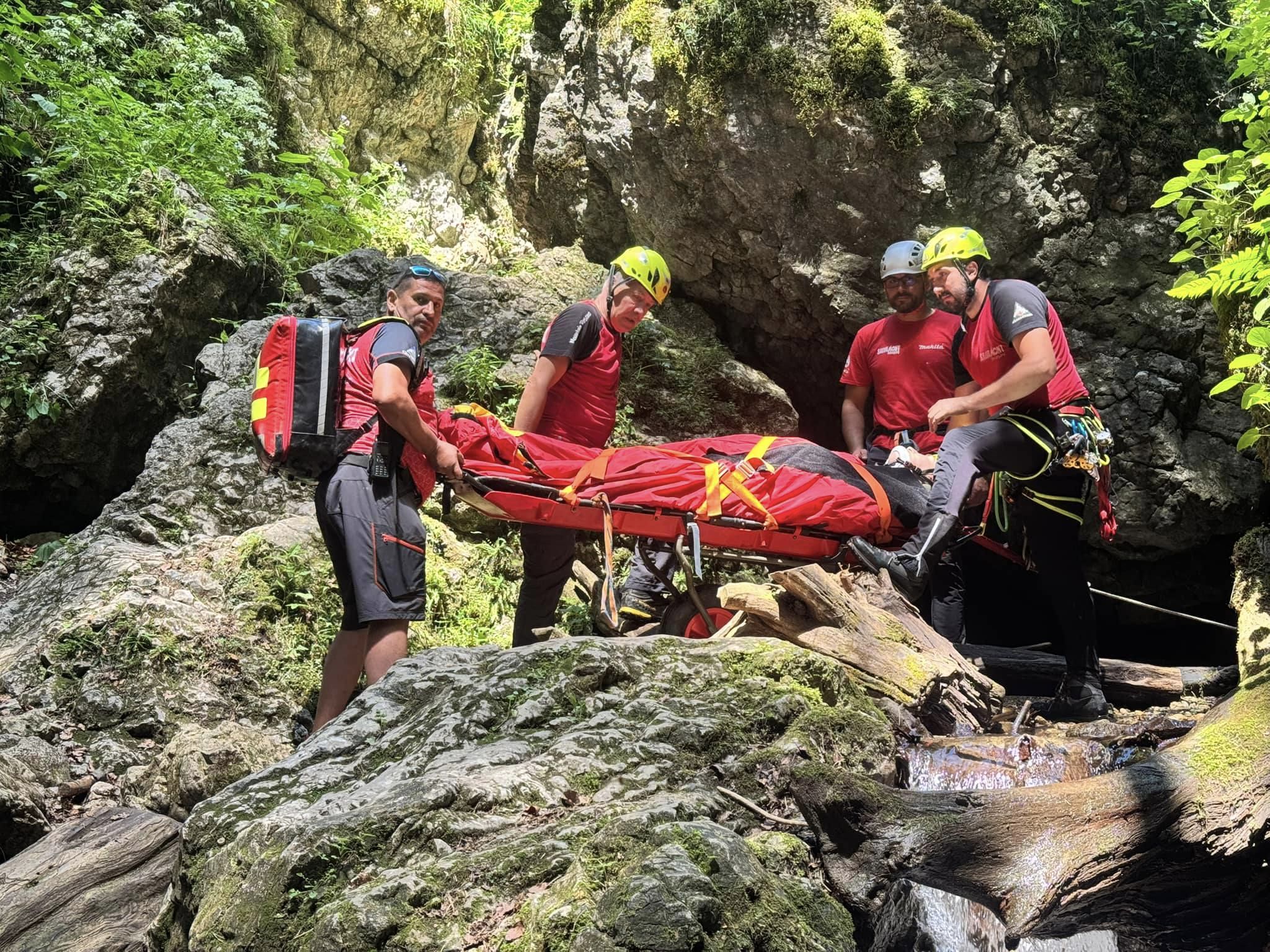 Turist accidentat grav după ce a căzut de la peste 10 metri pe scările din canionul Tamina