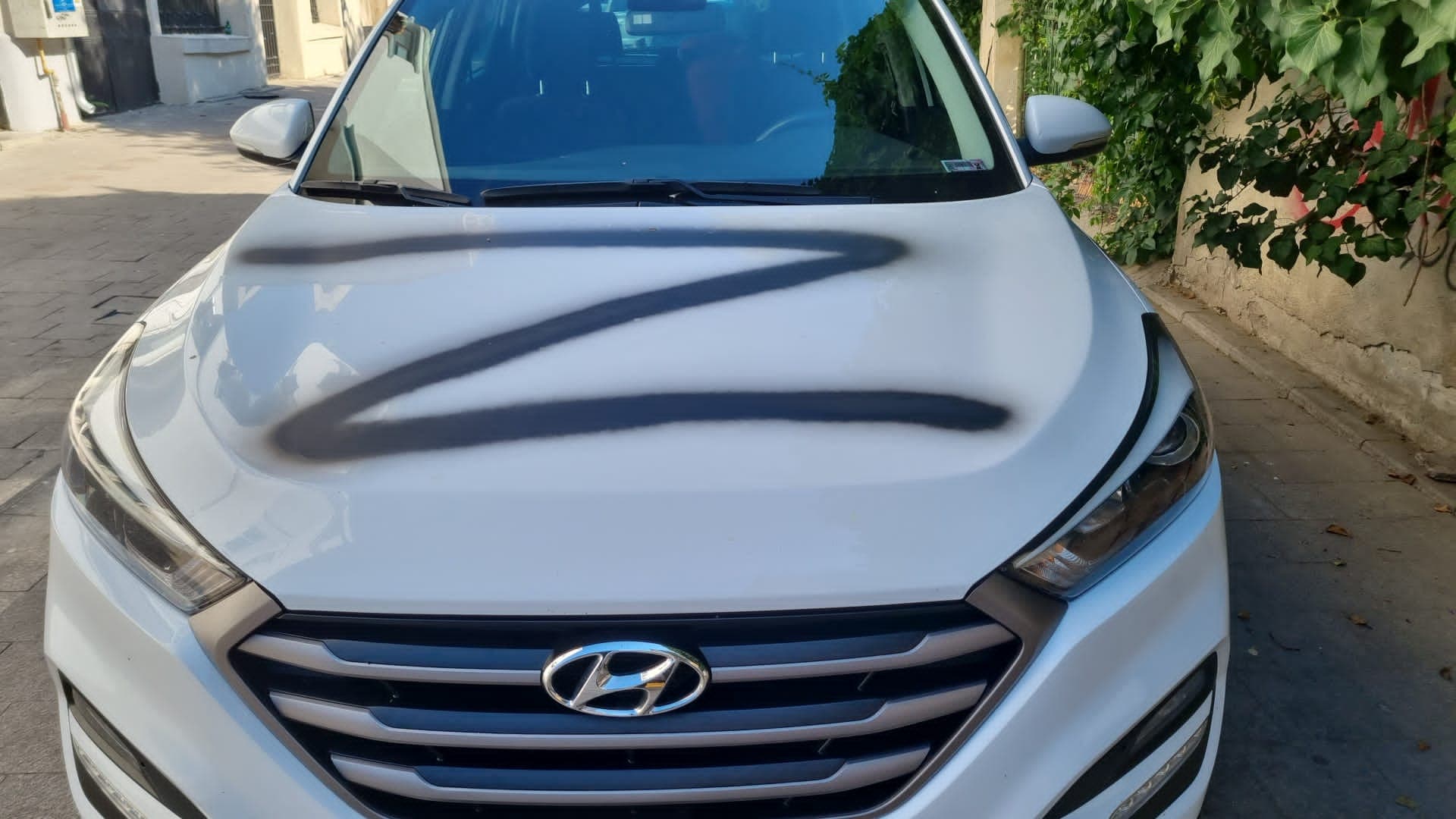 Un judecător din Medgidia a fost amenințat. „Știu unde stai, ai grijă de tine”, scris cu spray negru pe mașina sa