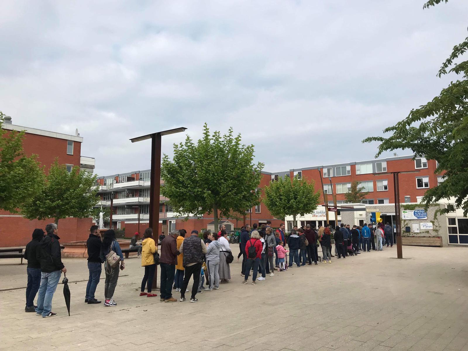 FOTO, VIDEO | Imagini incredibile la Londra: coadă interminabilă la secția de votare din cartierul botezat „Little Romania”! Mobilizare exemplară a diasporei și în Germania, Italia, Olanda și Belgia