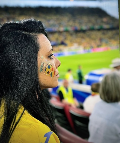 EURO 2024. Cum au apărut Andreea Esca și Corina Caragea la meciul România - Belgia. Prezentatoarele au sărit și scandat cu suporterii