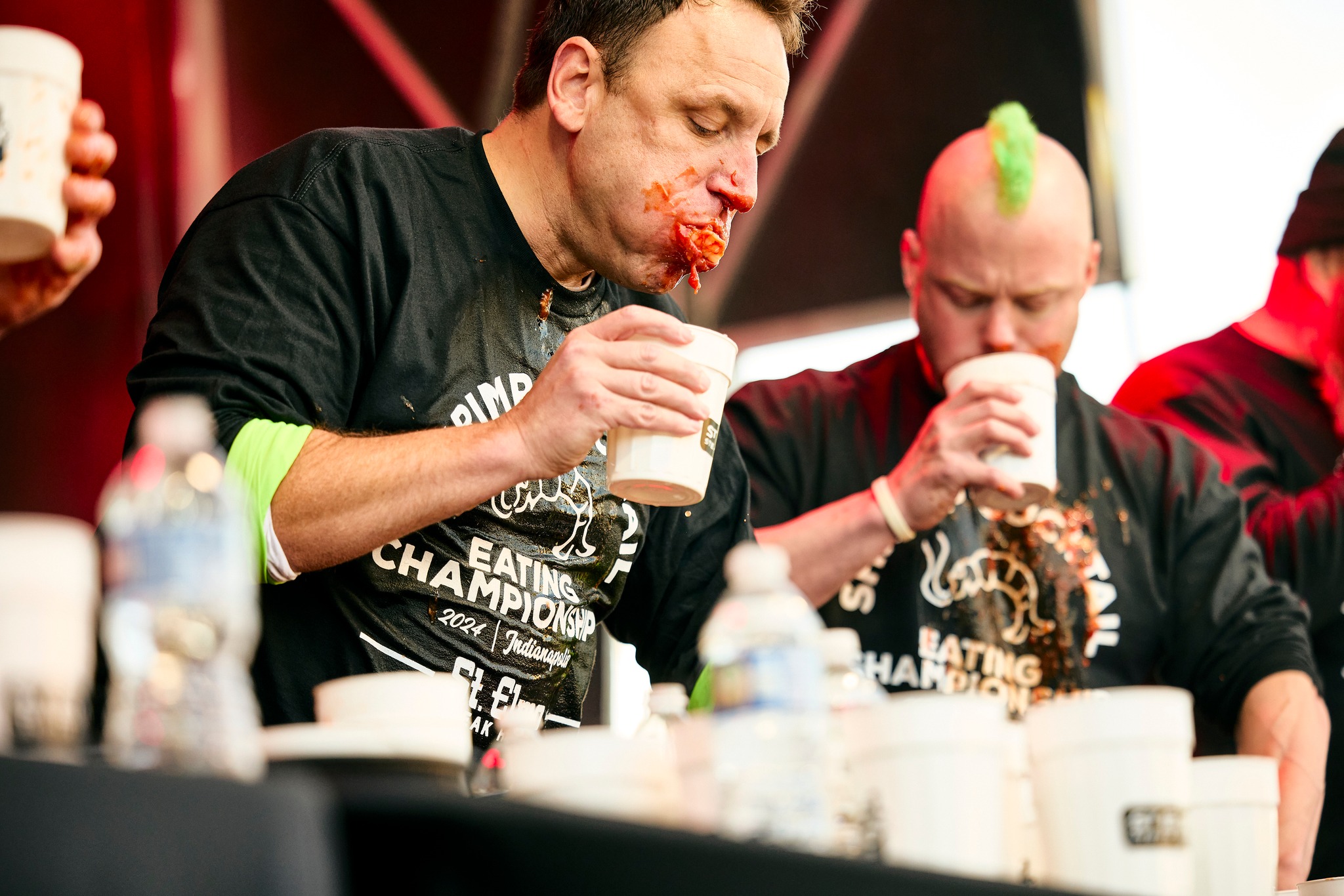„Legenda hotdogilor” a mai bătut un record. Joey Chestnut a mâncat 9,5 kilograme de creveți în 8 minute | VIDEO