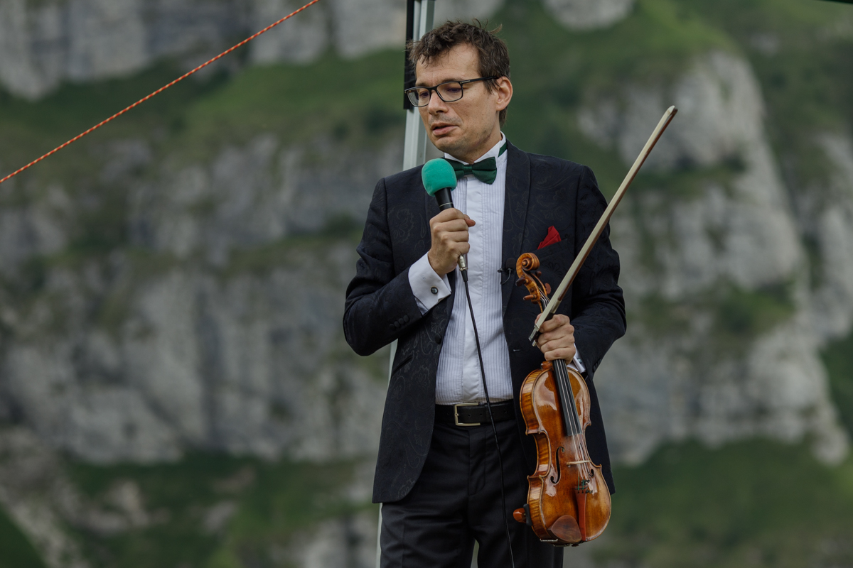 REPORTAJ la 2.025 de metri altitudine. Violonistul Alexandru Tomescu a dus Stradivariusul în Bucegi, în ultimul concert „Paganini Magic”