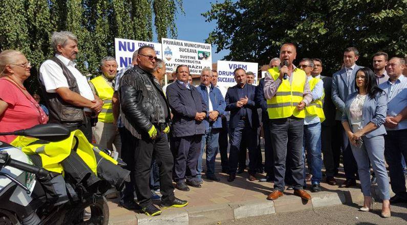 FOTO | Protest pentru construirea unei autostrăzi între Ardeal și Moldova. Lumea a ieșit în stradă cu motociclete și camioane