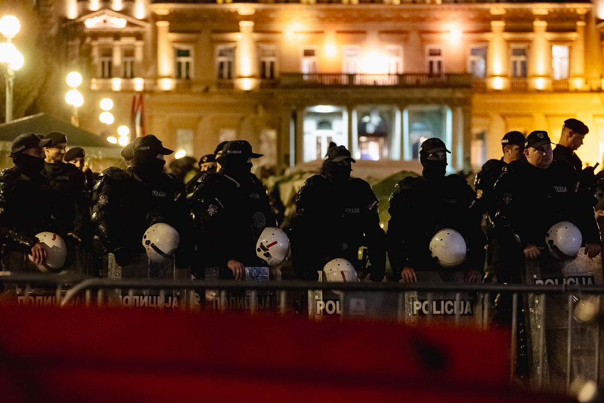 Marele protest de la Belgrad văzut din mulțime: Cratițele și tăcerea care au speriat Puterea FOTOREPORTAJ